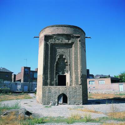 Seh Gonbadan Tower